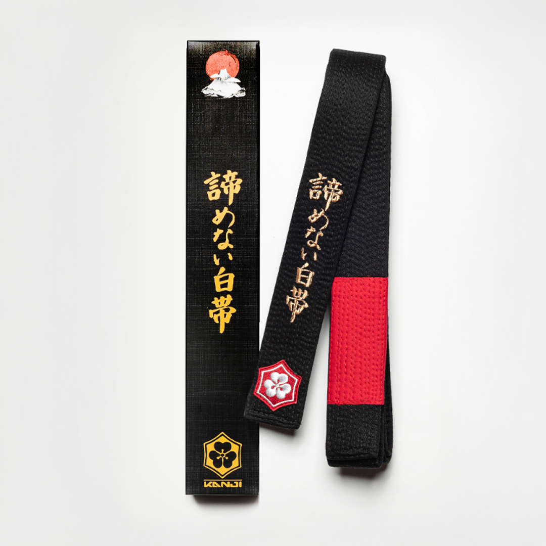 "WHITE BELT WHO NEVER QUIT" [Pre-Embroidery Black Belt / with Classic]